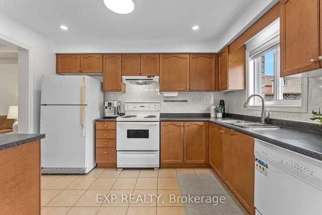 16 La Pinta St, House attached with 3 bedrooms, 3 bathrooms and 2 parking in Maple ON | Image 17