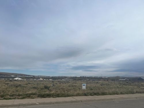 725 E State St, Rawlins, WY, 82301 | Card Image