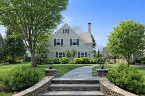 12 Yale St, Winchester, MA, 01890-2406 | Card Image