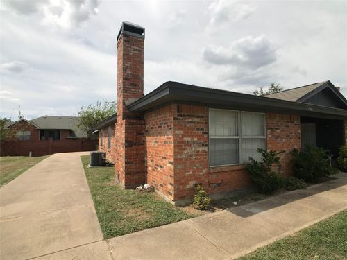 7041 Crosstimbers Ln, North Richland Hills, TX, 76182-3305 | Card Image