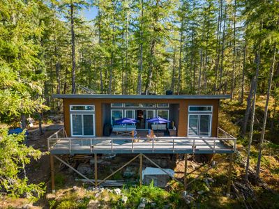 8444 W Sakinaw Lakeshore Way, House other with 3 bedrooms, 1 bathrooms and null parking in Madeira Park BC | Image 2