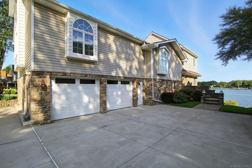 3160 Lexington Rd, Waterford, MI, 48328-1621 | Card Image