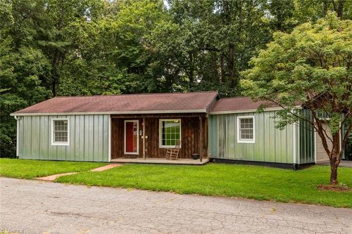 607 W Pine Cir, Wilkesboro, NC, 28697-2870 | Card Image