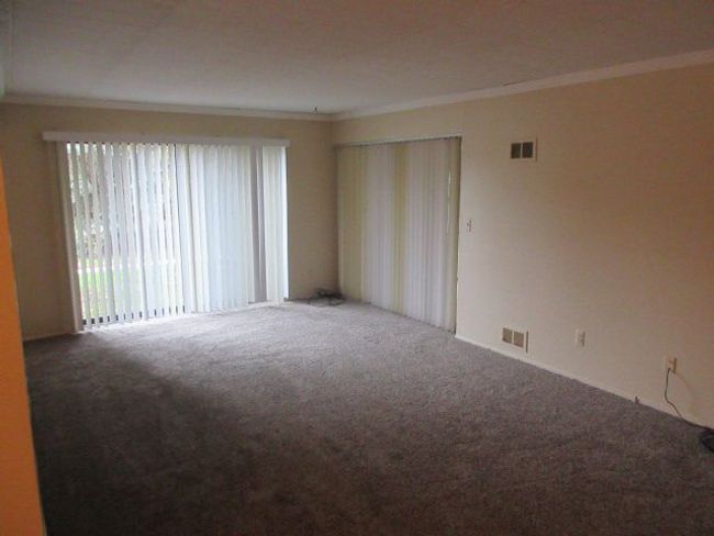 18447 University Park Dr, Condo with 2 bedrooms, 1 bathrooms and null parking in Livonia MI | Image 7
