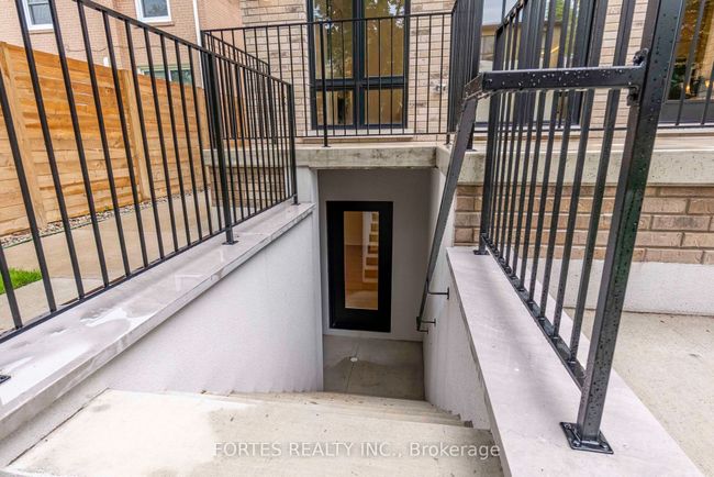 16 Cadillac Ave, House other with 5 bedrooms, 5 bathrooms and 4 parking in North York ON | Image 33