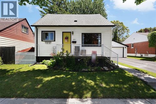 3815 Vaughan St, Windsor, ON, N9C1Z6 | Card Image
