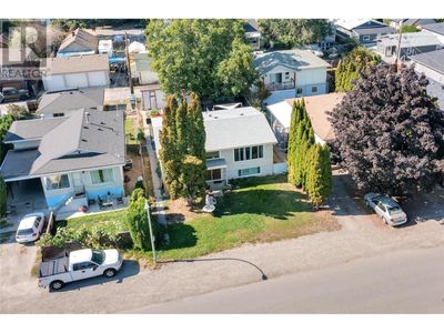 2262 Aberdeen St, House other with 3 bedrooms, 2 bathrooms and 1 parking in Kelowna BC | Image 2