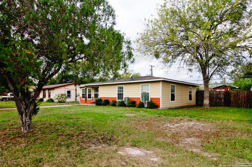 805 E Anderson St, Beeville, TX, 78102-6003 | Card Image