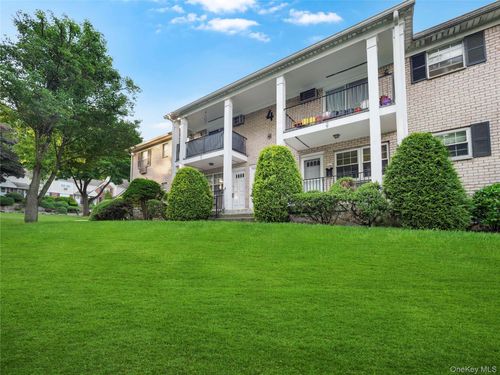 1 Doxbury Ln, Suffern, NY, 10901-7258 | Card Image