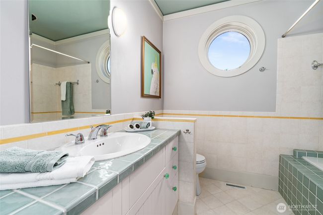 Upper Full Bathroom #2 | Image 23