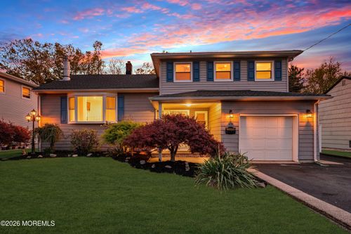 17 Hollywood Dr, Woodbridge, NJ, 07095-1915 | Card Image