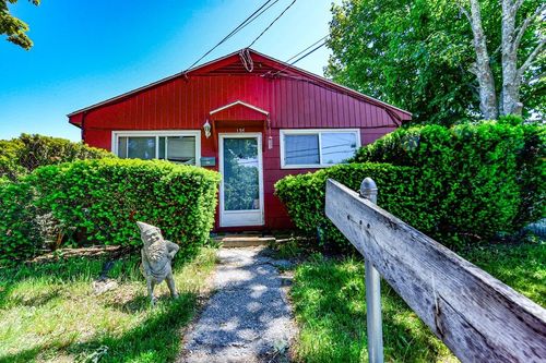 15 Ludlow Rd, Middletown, RI, 02842-6321 | Card Image