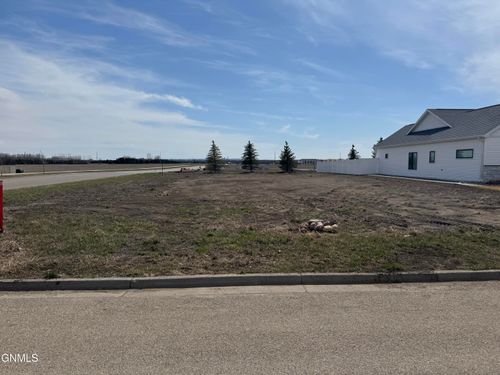 423 Lennox Dr, Bismarck, ND, 58504-5561 | Card Image