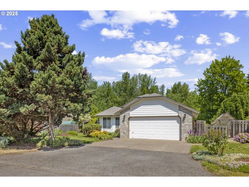 647 Ne Meadow Dr, Portland, OR, 97211-1239 | Card Image