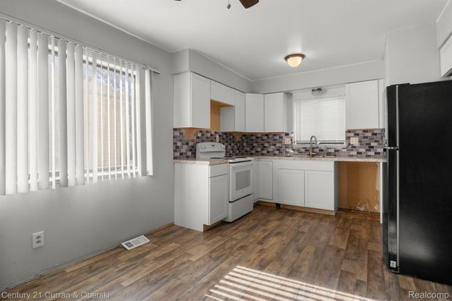 18949 Kenosha St, House other with 3 bedrooms, 2 bathrooms and null parking in Harper Woods MI | Image 6