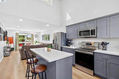 e-3839 Vineyard Ave, Pleasanton, CA, 94566-6775 | Card Image