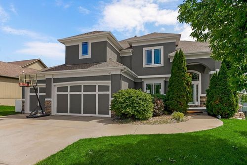405 Ne Woodpark Ln, Lee's Summit, MO, 64086-7102 | Card Image