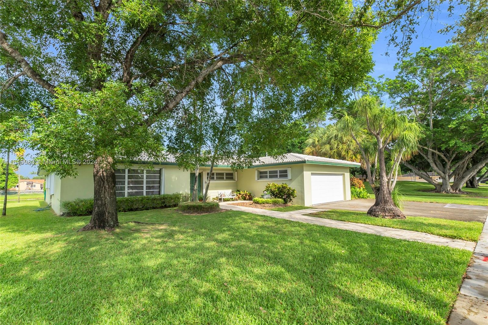 White Oak Dr, Miami Lakes, FL 33014