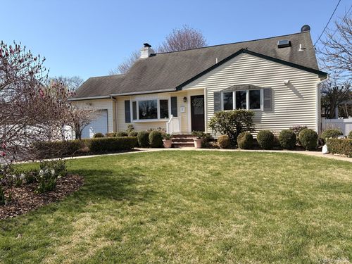 3 Barnfield Pl, Babylon, NY, 11703-3601 | Card Image