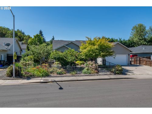2409 Se Chinaberry Ave, Roseburg, OR, 97470-3852 | Card Image