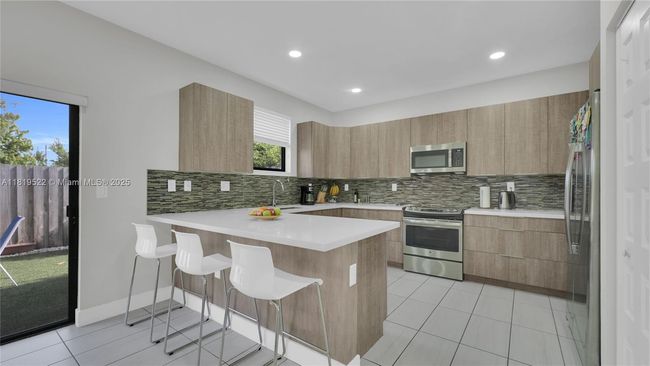 10380 Nw 88 Th Ter, Townhouse with 4 bedrooms, 3 bathrooms and null parking in Doral FL | Image 13