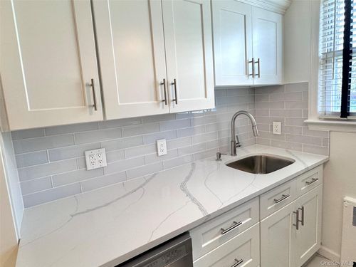 c2-1-95 N Broadway, White Plains, NY, 10603-4822 | Card Image