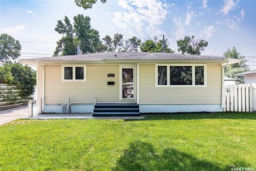 1131 Currie Cres, House with 3 bedrooms, 2 bathrooms and 3 parking in Moose Jaw SK | Card Image