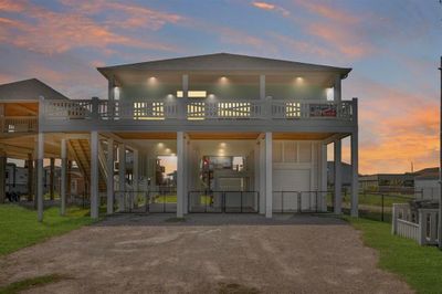 863 S Selwyn Road, House other with 3 bedrooms, 2 bathrooms and null parking in Crystal Beach TX | Image 1