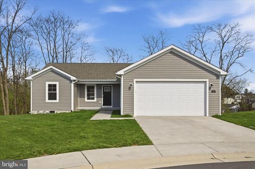 5 Peking Ln, MARTINSBURG, WV, 25403-1811 | Card Image