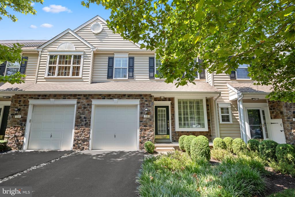 Oxford Ln, Chalfont, PA 18914