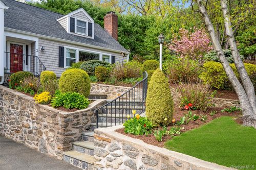 1 Highridge Rd, Larchmont, NY, 10538-1409 | Card Image