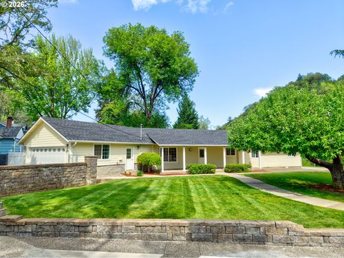 4081 Douglas Ave, Roseburg, OR, 97470-8003 | Card Image