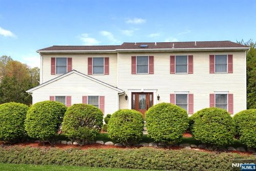 10 Viola Ter, Twp Washingtn, NJ, 07676-4754 | Card Image