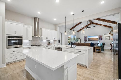 209 Englewood Ln, Castroville, TX, 78009-3507 | Card Image