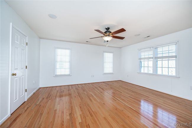 Spare room featuring light wood-style flooring and ceiling fan | Image 20