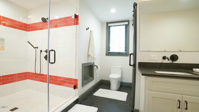 Upstairs Primary Bath | Image 32