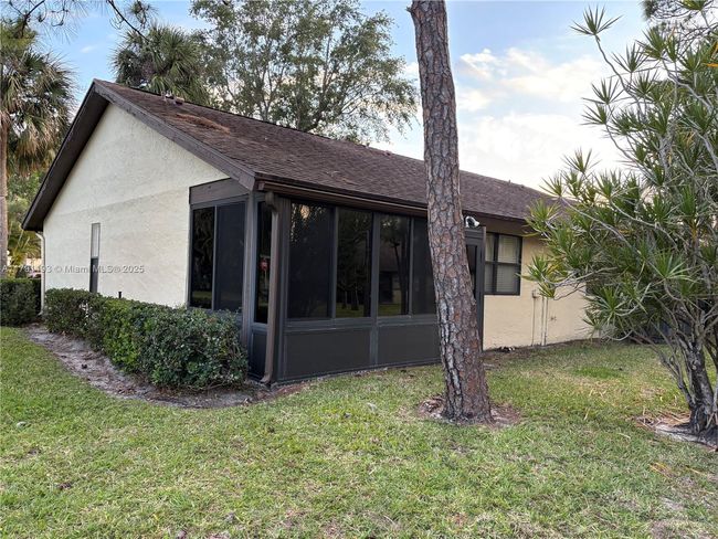 120 Roselle Ct, Home with 3 bedrooms, 2 bathrooms and null parking in Royal Palm Beach FL | Image 6