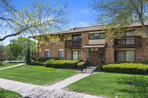 301 Park Hill Dr, Pewaukee, WI, 53072-2437 | Card Image
