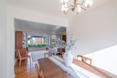 32661 5 Mile Rd, Livonia, MI, 48154-3043 | Card Image