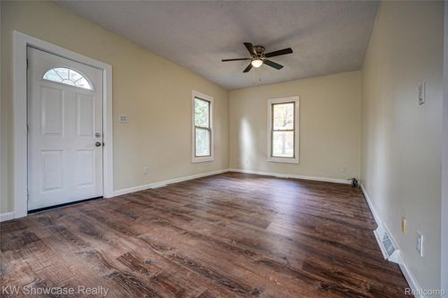 504 2nd St, Oxford, MI, 48371-1512 | Card Image