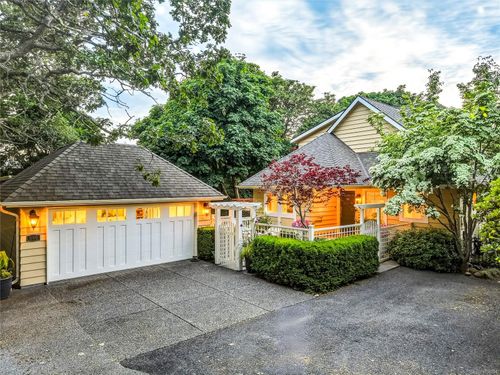 590 Island Rd, Victoria, BC, V8S2T6 | Card Image