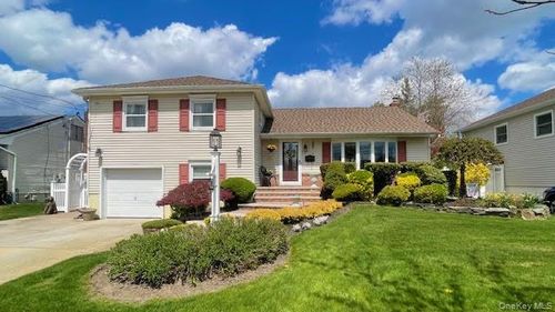 322 Grover Avenue N, Oyster Bay, NY, 11762 | Card Image