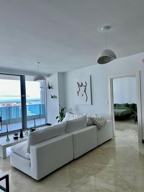3903-200 S Biscayne Blvd, Miami, FL, 33131-2310 | Card Image