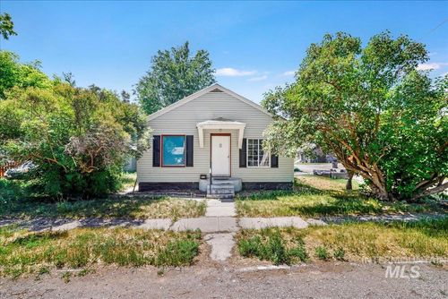 202 E 2nd St, Shoshone, ID, 83352-5076 | Card Image