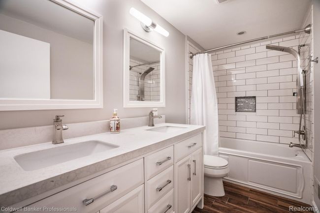 18 beacon hill full hall bath.jpeg | Image 18