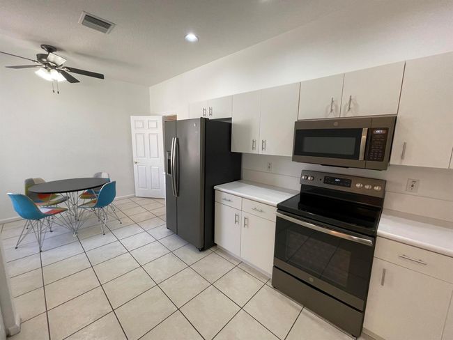 9675 Crescent View Dr N, Condo with 3 bedrooms, 2 bathrooms and null parking in Boynton Beach FL | Image 4