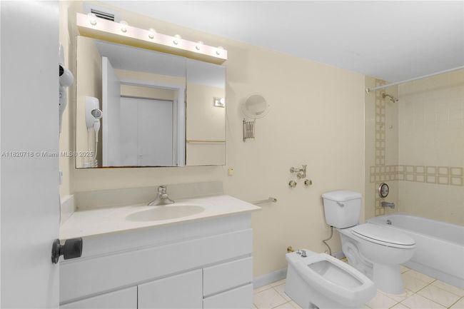 APT-1717 - 2500 Parkview Dr, Condo with 2 bedrooms, 2 bathrooms and null parking in Hallandale Beach FL | Image 23