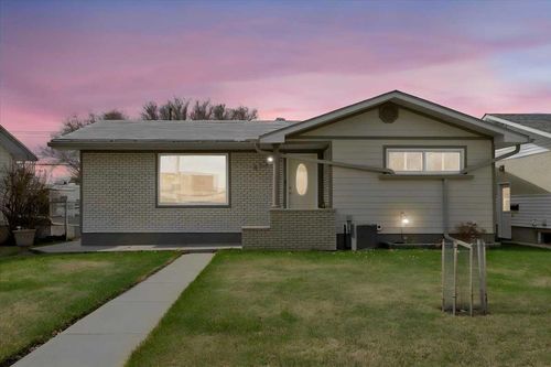 415 12 St E, Drumheller, AB, T0J0Y5 | Card Image