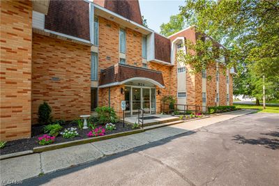 206 - 924 Memorial Parkway, Condo with 2 bedrooms, 2 bathrooms and null parking in Akron OH | Image 1