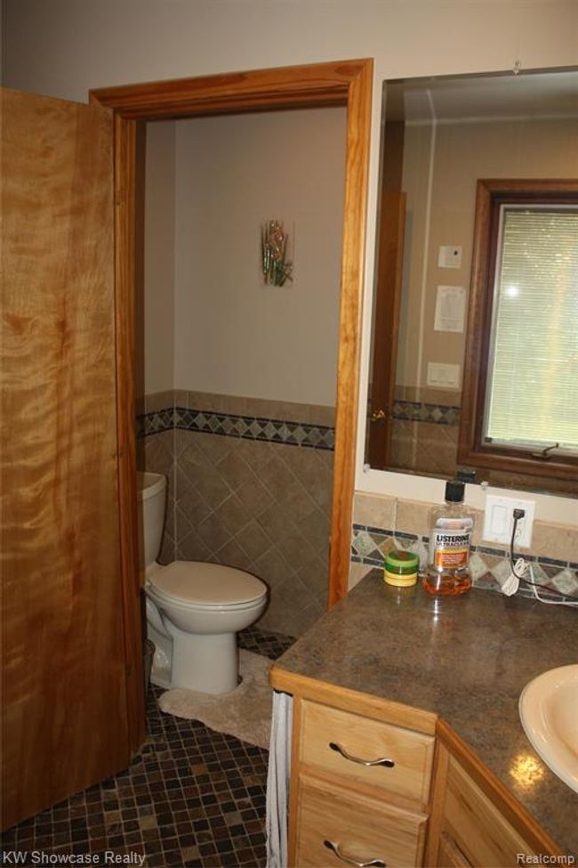 Private lavatory in the master bathrom. | Image 27